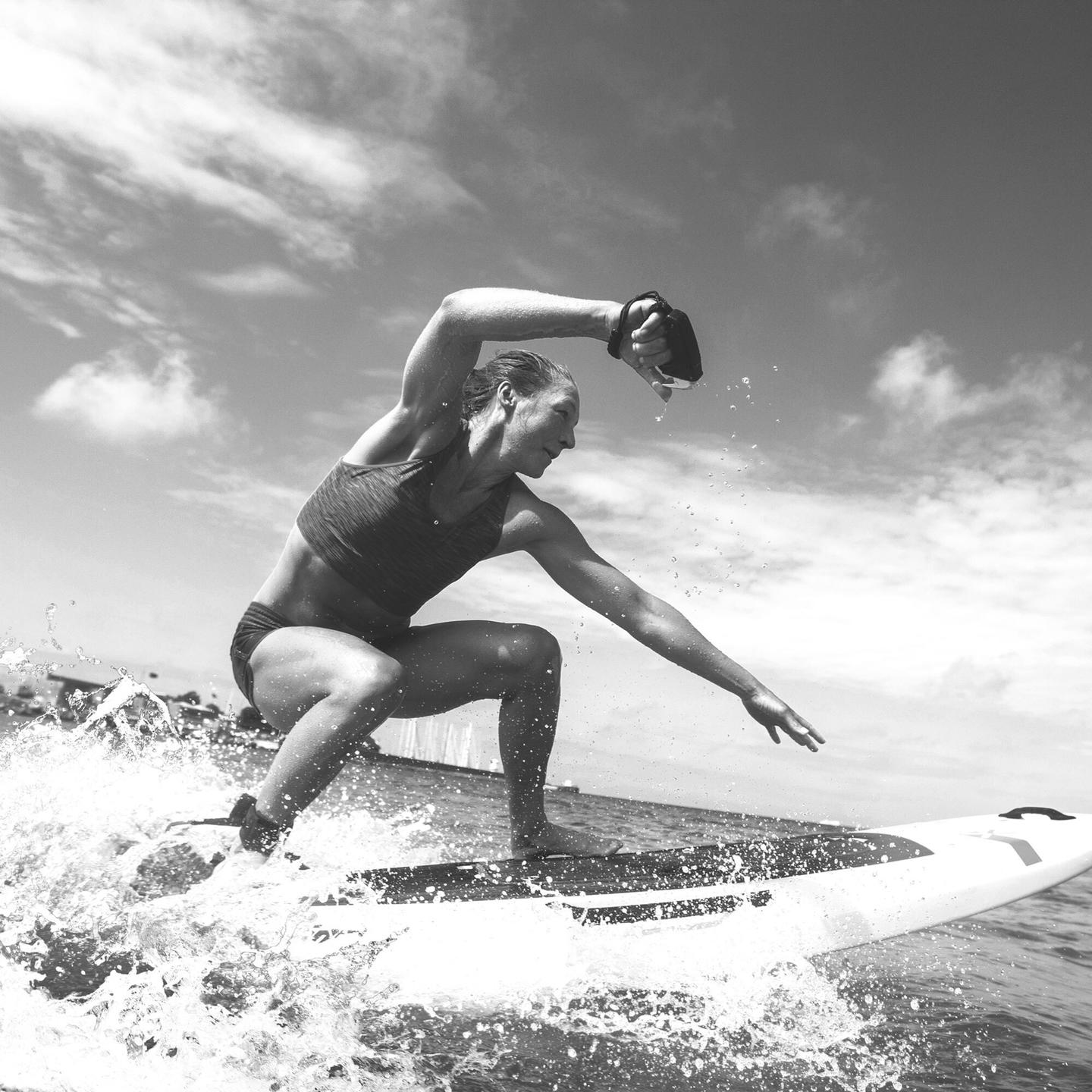 surfeuse en noir et blanc