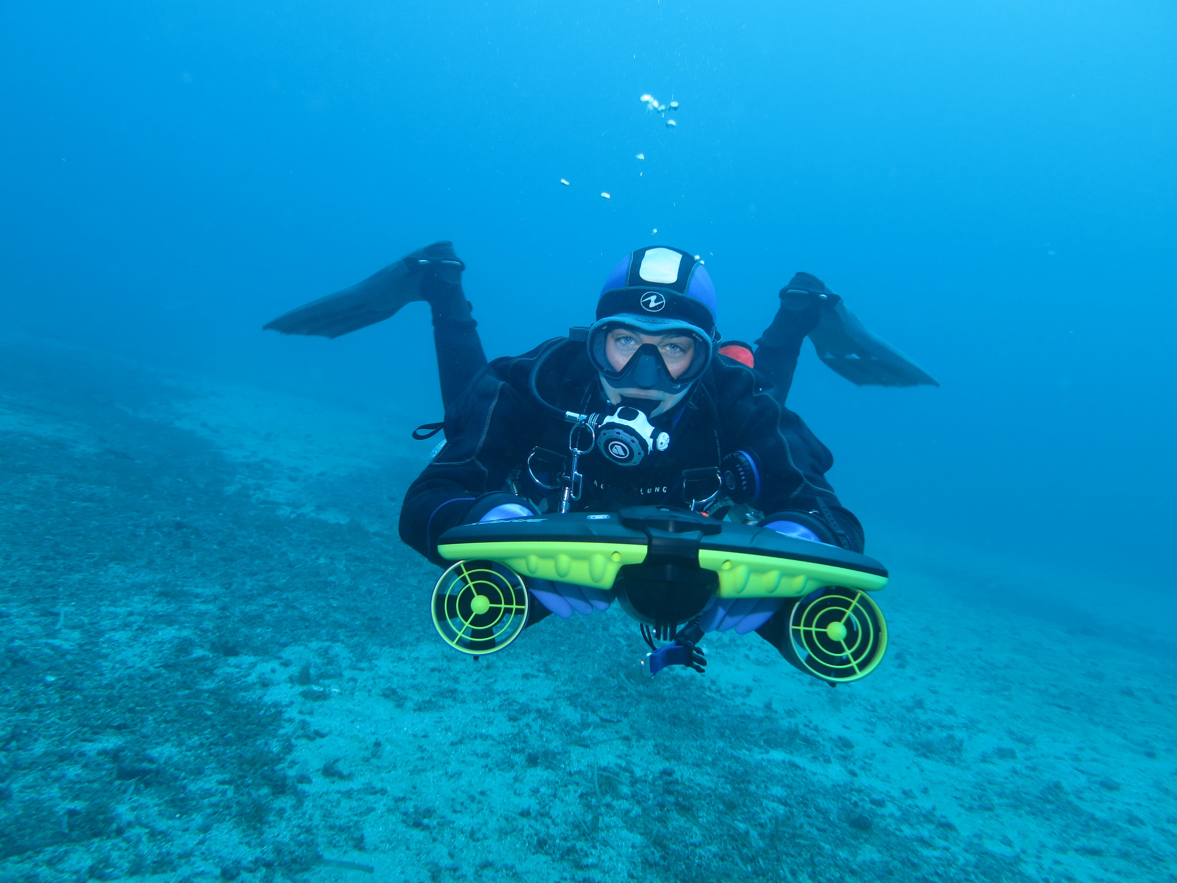  scooter sous marin  Navbow avec un plongeur