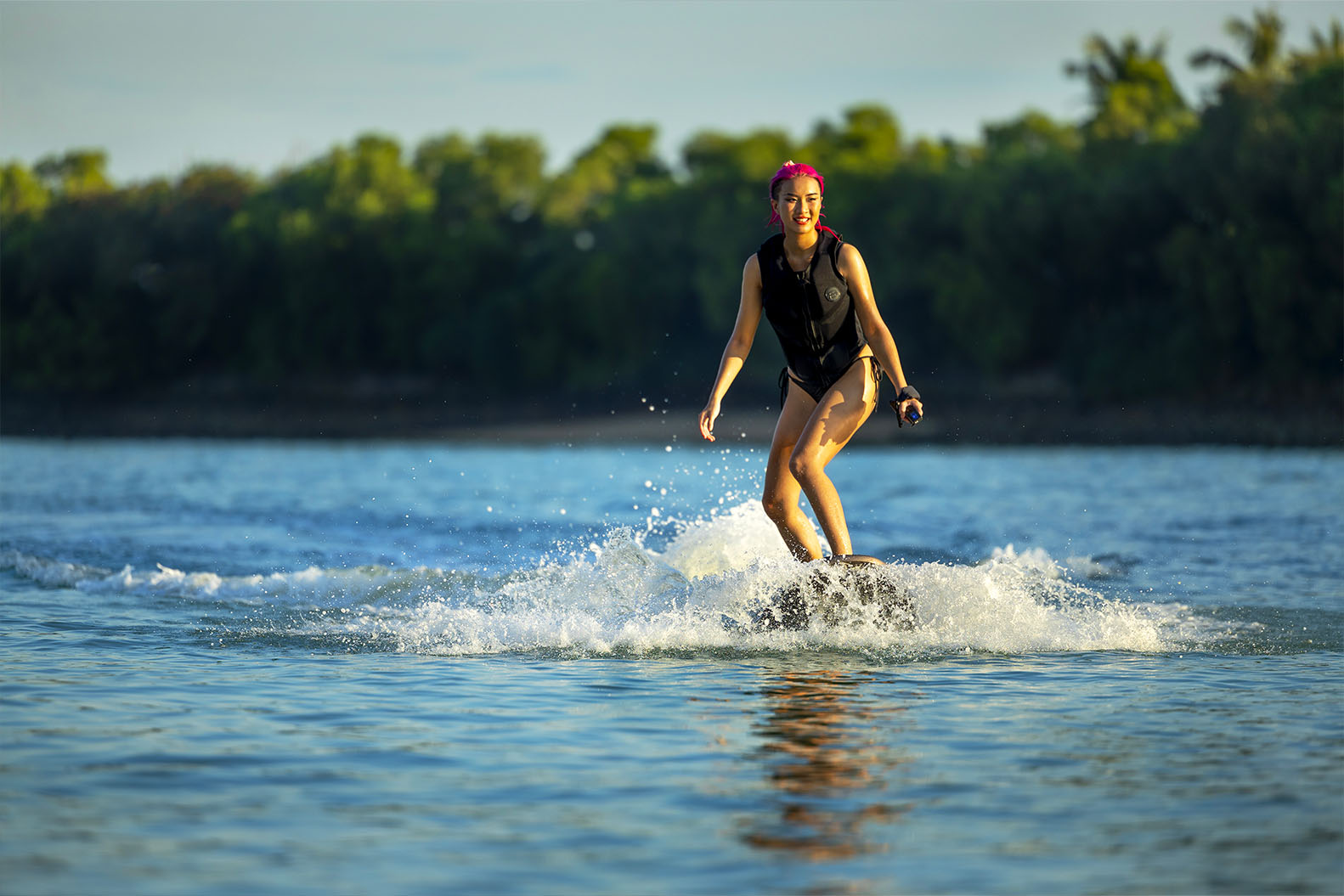 fille sur un planche tko de surf électrique