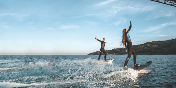 L'activité en vogue pour l'été 2023 : Votre guide complet du surf électrique